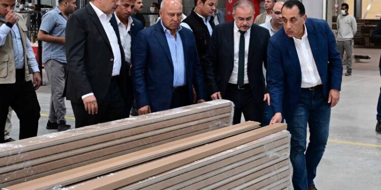 رئيس الوزراء يفتتح مصنع "بونالو للصناعات البلاستيكية والخشبية