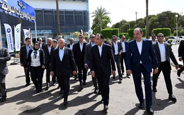 رئيس الوزراء يفتتح وتفقد عدد من مصانع الأدوية المطورة