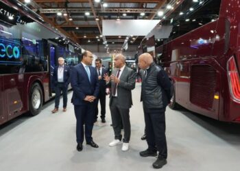 سفير مصر في بلجيكا يتفقد جناح جيوشي لصناعة وسائل النقل