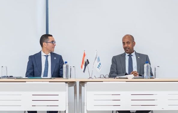 وزير الاستثمار يلتقي مع رئيس مجموعة بنك التجارة والتنمية