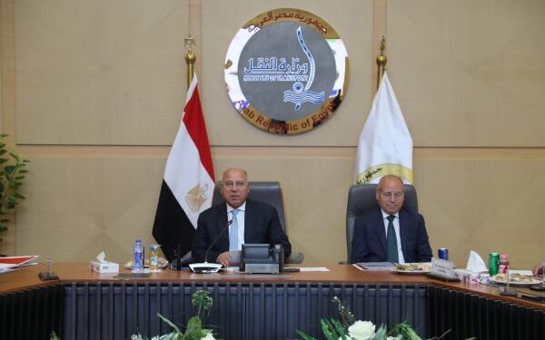 وزير الصناعة يبحث مع مصنعي الأسمنت استمرار تراجع الأسعار