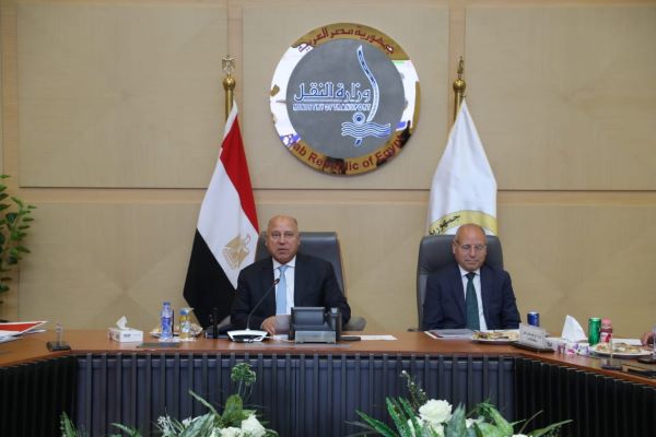 وزير الصناعة يبحث مع مصنعي الأسمنت استمرار تراجع الأسعار