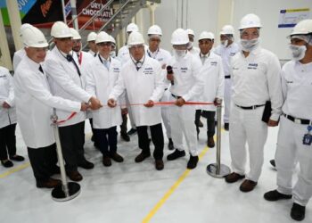 وزير الصناعة يفتتح خطي إنتاج جديدين بمصنع متخصص في الصناعات الغذائية