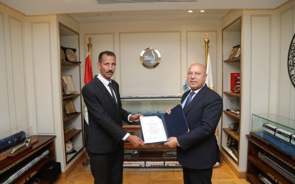 وزير النقل يكرم سائق أتوبيس بشركة غرب ووسط الدلتا للنقل والسياحة