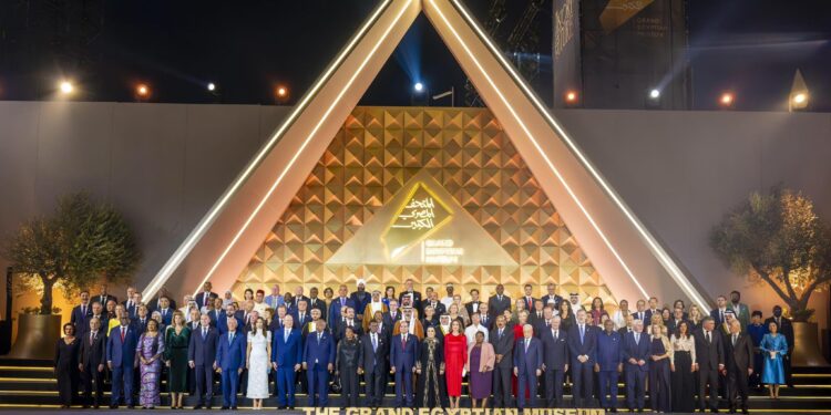 الرئيس عبد الفتاح السيسي والسيدة انتصار السيسي، قرينة السيد رئيس الجمهورية يشهدان احتفالية افتتاح المتحف المصري الكبير