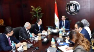 وزير الاستثمار خلال لقاءه مع وفد شركة بروميتيون للإطارات