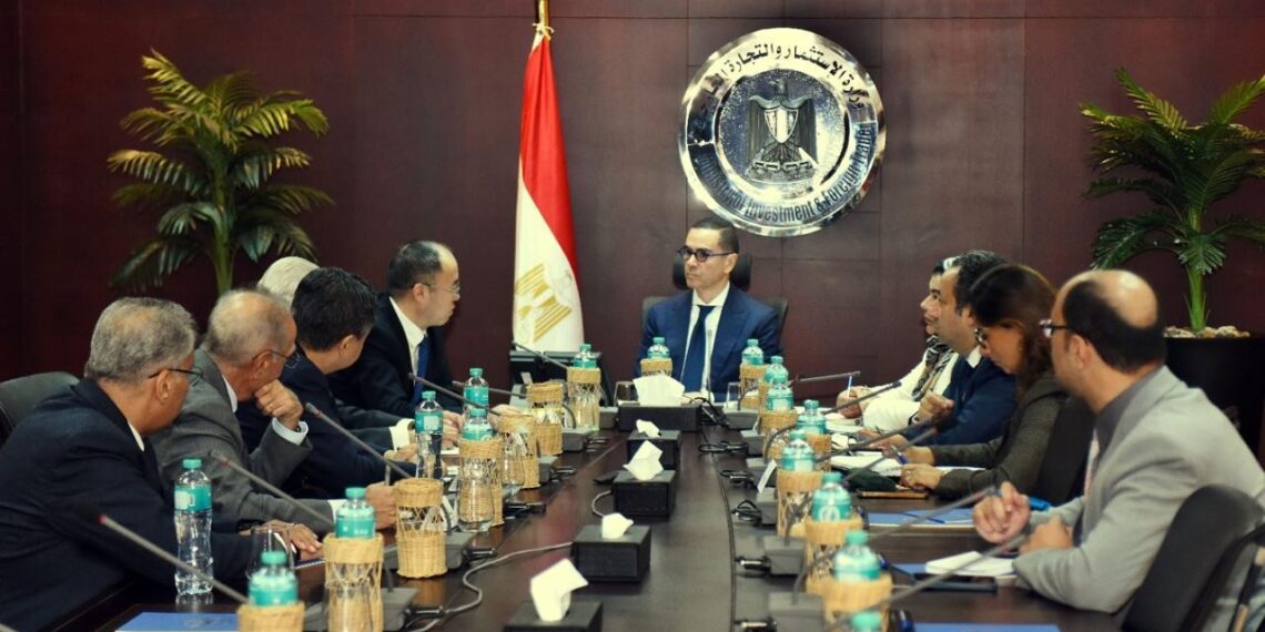 وزير الاستثمار خلال لقاءه مع وفد شركة بروميتيون للإطارات