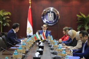 وزير الاستثمار والتجارة الخارجية يلتقي سفير بلغاريا بالقاهرة