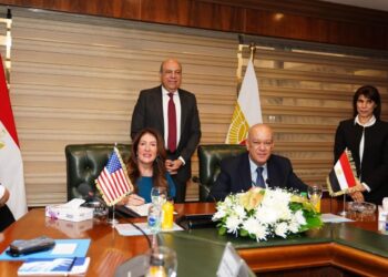 وزير الطيران المدني يشهد توقيع مذكرة تفاهم بين مصر والولايات المتحدة الأمريكية لتعزيز منظومة أمن الطيران بمطار القاهرة الدولي