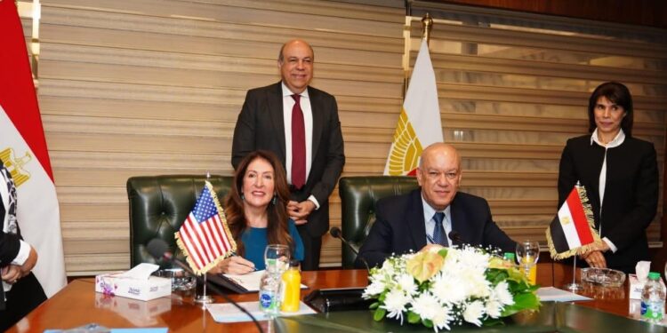 وزير الطيران المدني يشهد توقيع مذكرة تفاهم بين مصر والولايات المتحدة الأمريكية لتعزيز منظومة أمن الطيران بمطار القاهرة الدولي