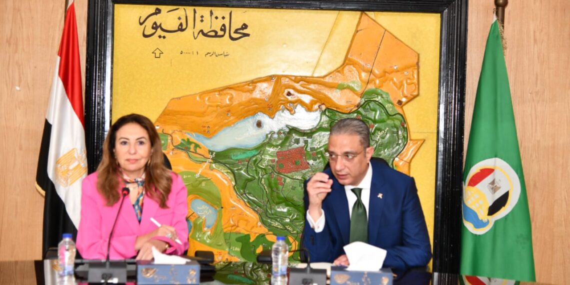 محافظ الفيوم ونائب وزير الاتصالات يناقشان خطط التعاون المشترك في تنفيذ التطوير المؤسسي الرقمي للمحافظة