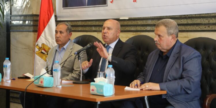 وزير النقل يكرم العاملين المتميزين بهيئة السكك الحديدية