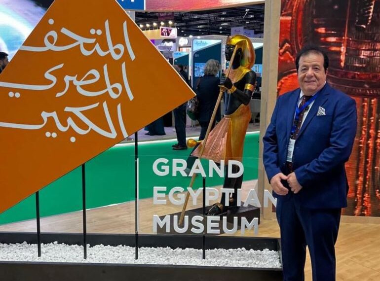 الدكتور عاطف عبد اللطيف