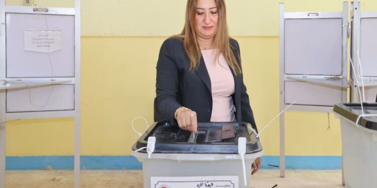 رئيس البريد تُدلي بصوتها في انتخابات مجلس النواب ٢٠٢٥