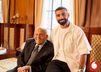 لقاء تاريخي يجمع بين بروفسير مجدي يعقوب ومحمد صلاح