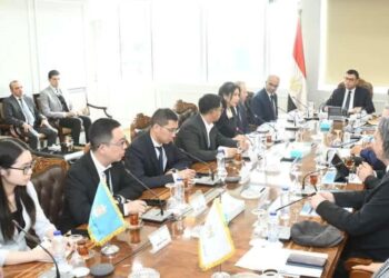 وزير الإسكان يلتقي وفداً من شركة جيانجسو فينجاي الصينية