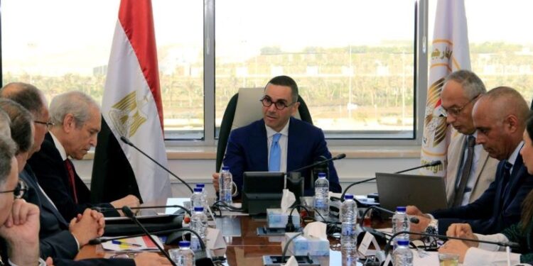 وزير الاستثمار والتجارة الخارجية يلتقي رؤساء عدد من المجالس التصديرية