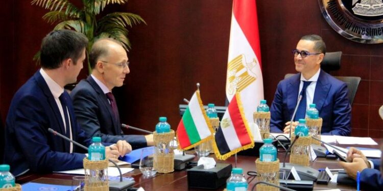 وزير الاستثمار والتجارة الخارجية يلتقي سفير بلغاريا بالقاهرة