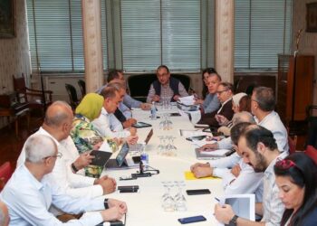 وزير قطاع الأعمال العام يعقد اجتماعًا موسعًا في غزل المحلة