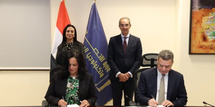 وزيرا الاتصالات والتضامن الاجتماعي يشهدان توقيع بروتوكول تعاون بين إيتيدا وشركة «دى إكس سي تكنولوجي