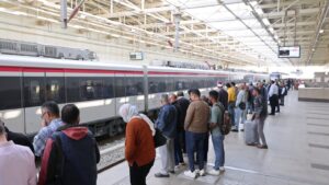 اقبال المواطنين على استقلال القطار الكهربائي الخفيف LRT بكثافة