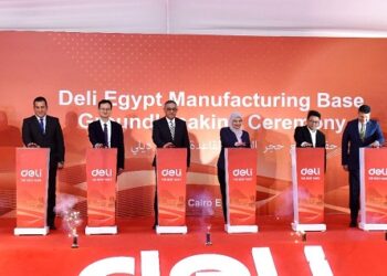 وضع حجر الأساس لقاعدة مصنع «ديلي إيجيبت» للأدوات المكتبية