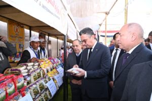 وزير التموين ومحافظ القاهرة يفتتحان سوق "اليوم الواحد"