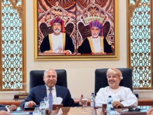 الفريق مهندس كامل الوزير وزير النقل خلال اجتماع مع المهندس سعيد بن حمود المعولي وزير النقل العماني