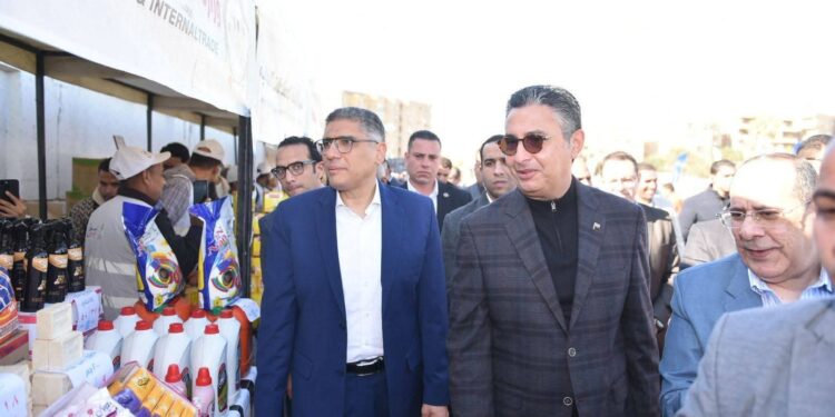 وزير التموين ومحافظ الجيزة يفتتحان سوق اليوم الواحد بمنطقة حدائق الأهرام