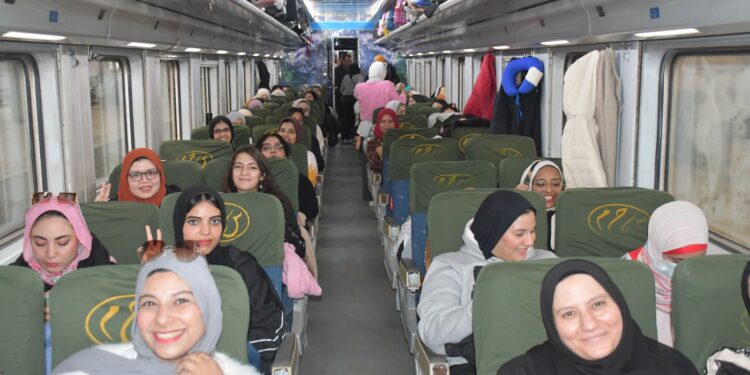بالصور.. انطلاق أولى رحلات قطار الشباب بمشاركة 500 شاب وفتاة لزيارة معالم مصر التاريخية