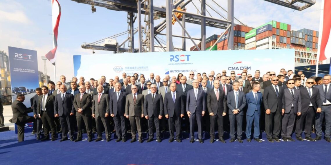 وزير النقل يشهد بدء التشغيل التجريبي لمحطة البحر الأحمر لتداول الحاويات رقم ١ بميناء السخنة