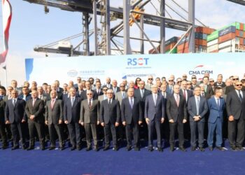 وزير النقل يشهد بدء التشغيل التجريبي لمحطة البحر الأحمر لتداول الحاويات رقم ١ بميناء السخنة