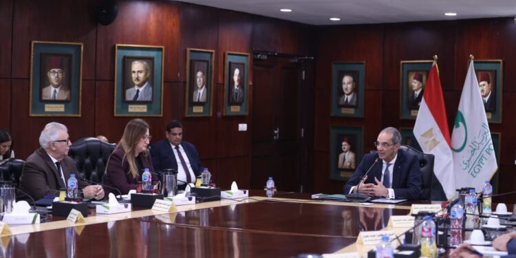 الدكتور عمرو طلعت: تم إضافة 1000 منفذ بريد جديد ونشر أكثر من 3000 ماكينة صراف آلى فى مكاتب البريد منذ عام 2018