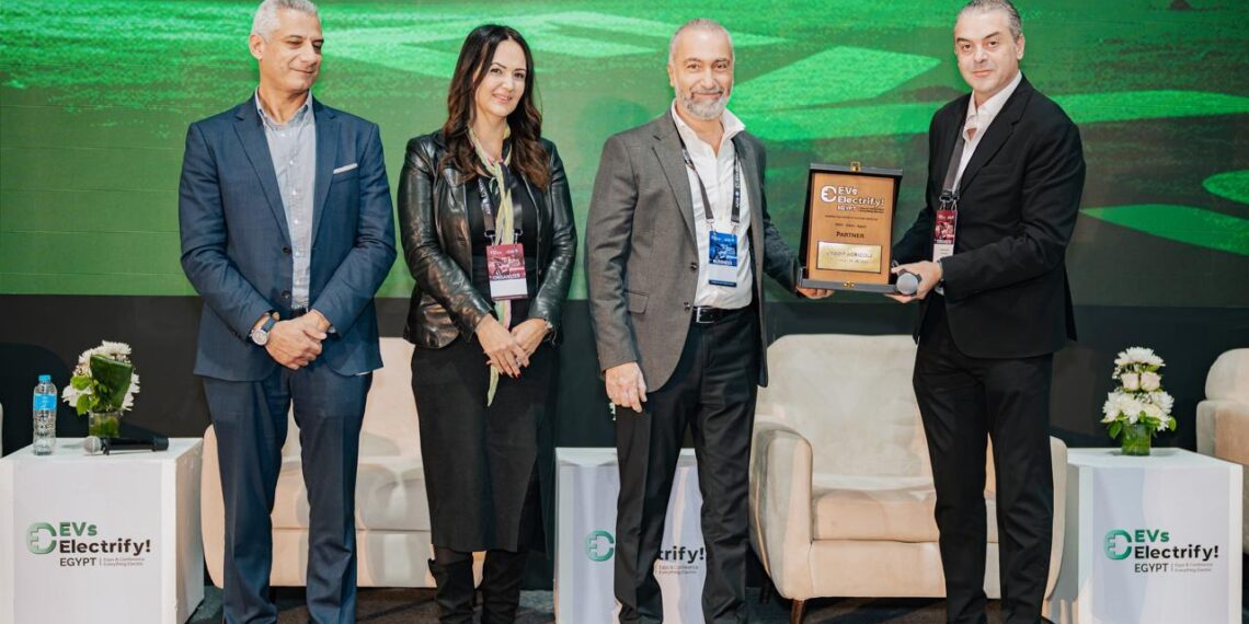 تكريم «كريدي أجريكول مصر» الشريك الذهبي في قمة مصر الدولية لوسائل التنقل الكهربائية EVS
