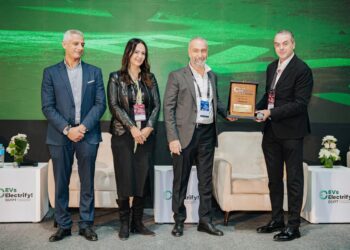 تكريم «كريدي أجريكول مصر» الشريك الذهبي في قمة مصر الدولية لوسائل التنقل الكهربائية EVS