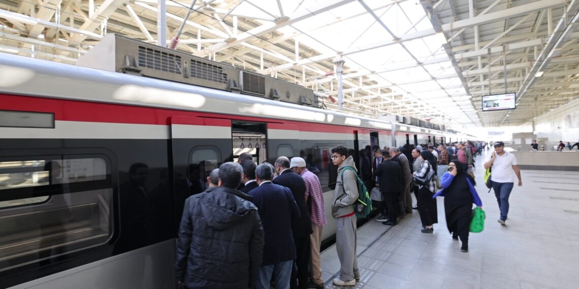 اقبال المواطنين على استقلال القطار الكهربائي الخفيف LRT بكثافة