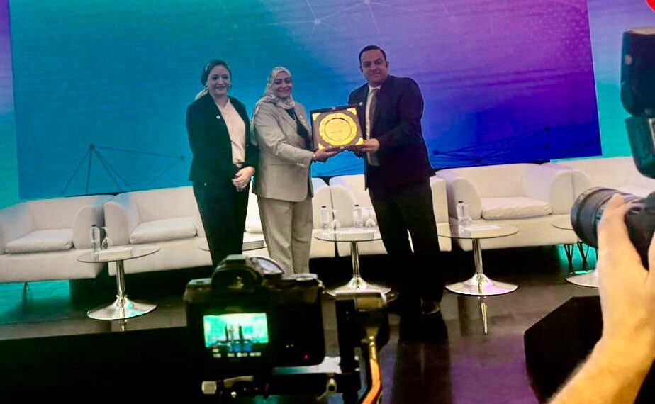 تكريم الدكتورة داليا لطفى رئيس روتاري هليوبوليس النزهة