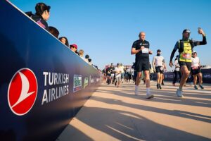 «الخطوط الجوية التركية» تشارك في ماراثون مراكز بالأهرامات