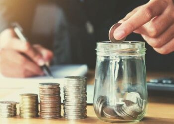 الدخل الثابت في مواجهة الأسعار المتحركة: معادلة صعبة للمواطن