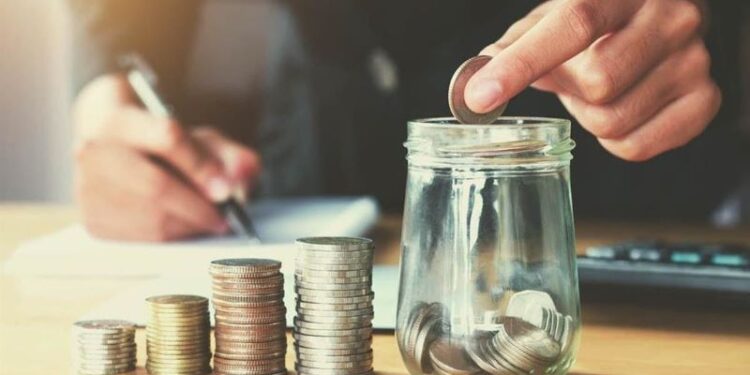 الدخل الثابت في مواجهة الأسعار المتحركة: معادلة صعبة للمواطن
