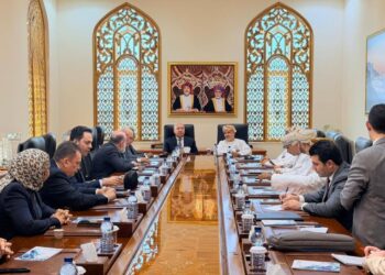 الفريق مهندس كامل الوزير وزير النقل خلال اجتماع مع المهندس سعيد بن حمود المعولي وزير النقل العماني