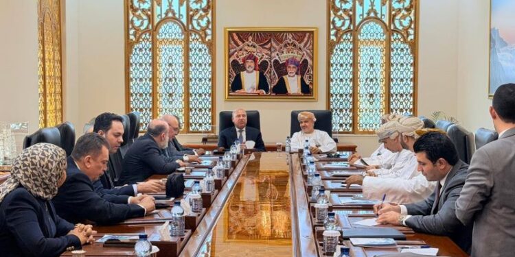 الفريق مهندس كامل الوزير وزير النقل خلال اجتماع مع المهندس سعيد بن حمود المعولي وزير النقل العماني