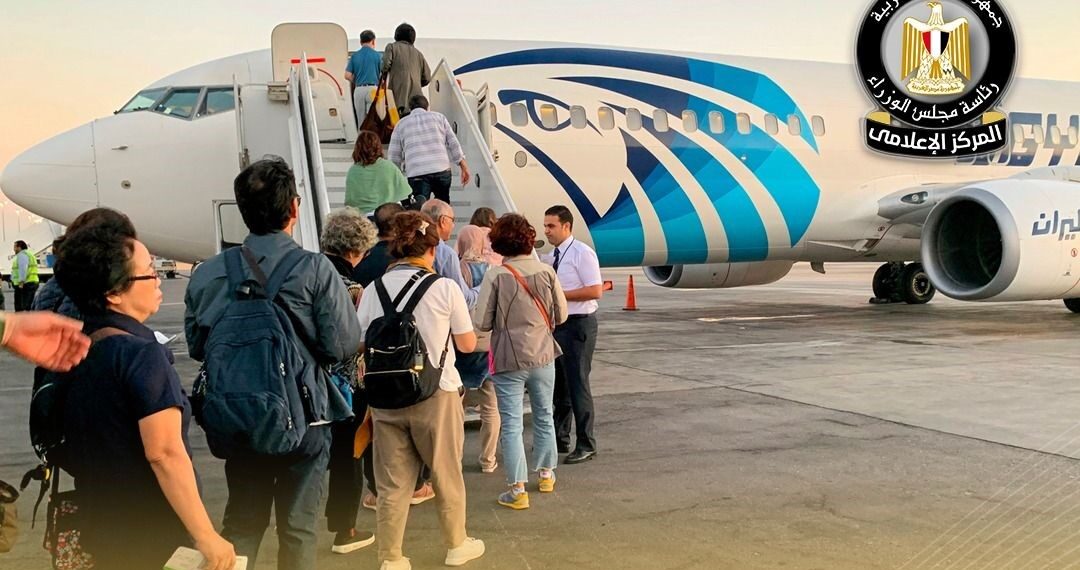 حقيقة فيديو متداول يزعم تجاوز إحدى الرحلات الجوية للطاقة الاستيعابية المقررة لعدد الركاب على متن الطائرة