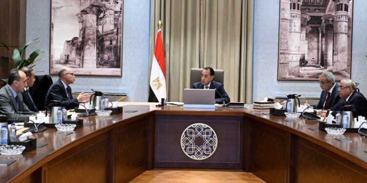 مدبولي يتابع خطة التوسّع في طرح المزيد من الشركات بالبورصة المصرية