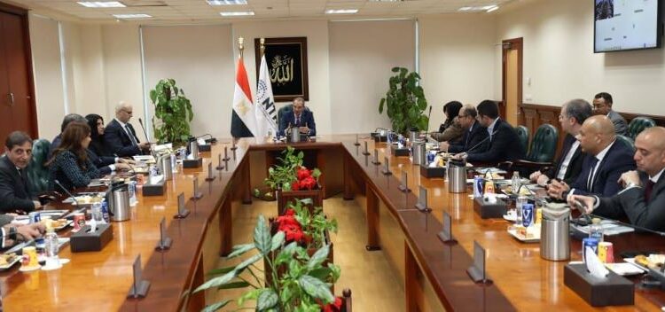 وزير الاتصالات يجتمع بأعضاء لجنة صناعة الاتصالات بالجهاز القومي لتنظيم الاتصالات