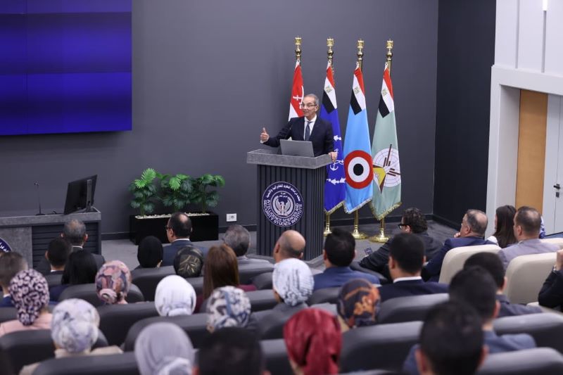 وزير الاتصالات يلتقى بملحقى الدفاع المرشحين للعمل بالسفارات المصرية بالخارج