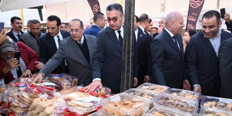 وزير التموين ومحافظ القاهرة يفتتحان سوق اليوم الواحد