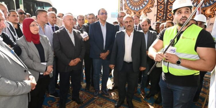 وزير الصناعة والنقل يتفقد منطقتي قفط وهو الصناعيتين بمحافظة قنا