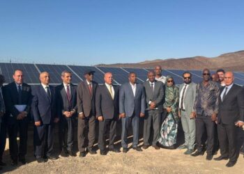 وزير الصناعة والنقل يفتتح محطة الطاقة الشمسية بجيبوتي