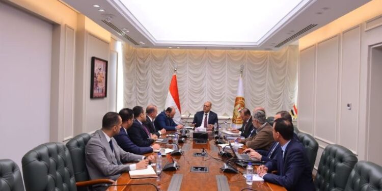 وزير العمل يستقبل وفدًا من شركة eFinance